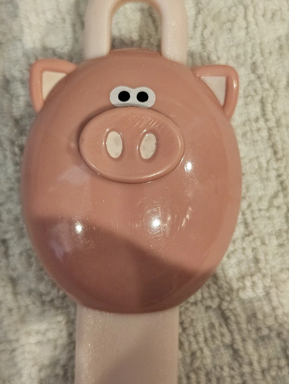Jo!e pink pig tongs, timer, frosting spatula and very small spatula.